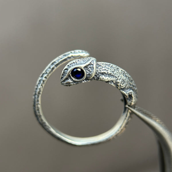 Sapphire-Eyed Lizard Ring: A Touch of Untamed Elegance